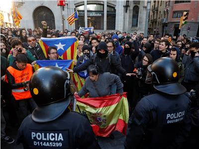المئات يتظاهرون في شوارع برشلونة احتجاجا لاجتماع الحكومة بإقليم كتالونيا