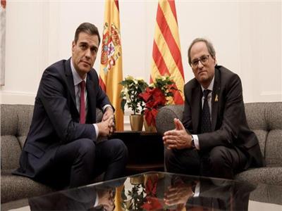 بيدرو سانشيث رئيس الوزراء الاسباني في اجتماعه مع رئيس كتالونيا كيم تورا