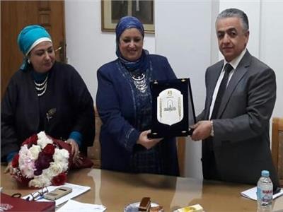 أمين عام المجلس الأعلى للثقافة يكرم مرفت مرسي رئيس القومي لثقافة الطفل