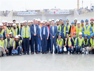 الرئيس السيسى خلال إحدى زياراته لنفقى الإسماعيلية مع المهندسين والعمال