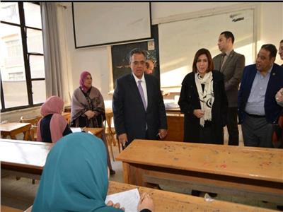 جولة تفقدية لنائب رئيس جامعة عين شمس للجان الإمتحانات بكلية الآداب