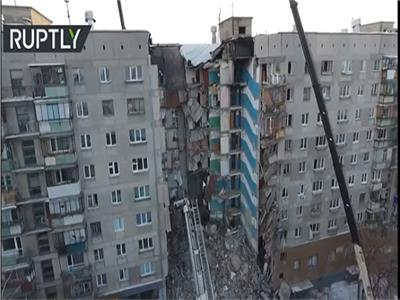  أثار الدمار الناتج من انهيار جزء من مبنى سكني بمدينة روسية