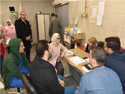 وزيرة الصحة خلال زيارة مستشفى أحمد ماهر