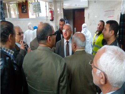 د. طارق الجمال رئيس جامعة أسيوط خلال تفقد الإستقبال 