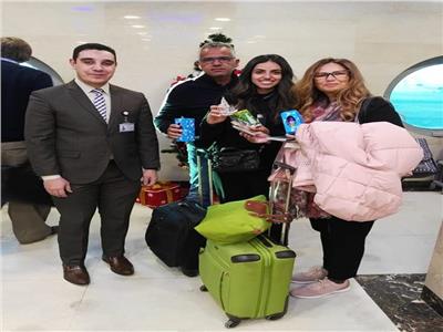 صور| مصر للطيران تحتفل مع عملائها بعيد الميلاد