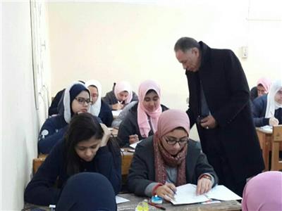 وكيل وزارة التربية والتعليم بدمياط يتفقد سير الامتحانات 
