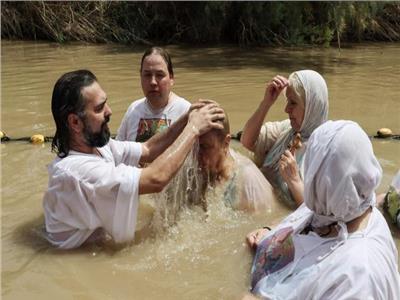 مسيحيون يغطسون في نهر الأردن