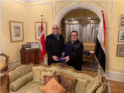 نصر يهدي سفير مصر بالدنمارك درع اتحاد اليد