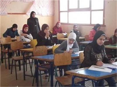 طلاب الصف الأول الثانوي