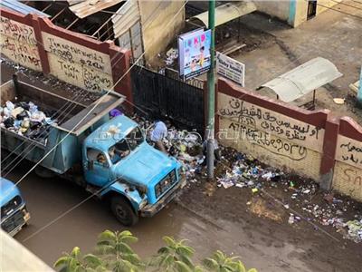 سيارات قمامة مدينة قطور تلقي مخلفاتها أمام المدرسة الثانوي 