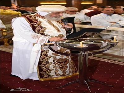 البابا تواضروس يصلى صلاة " اللقان " 