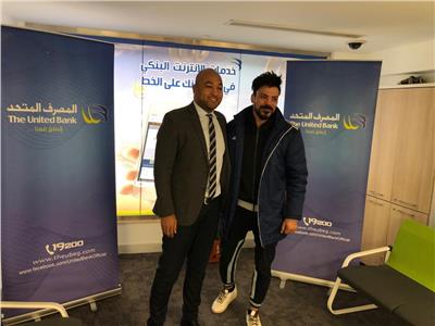 عمرو زكي لاعب منتخب مصر يفوز بجائزة شهادة المليونير من المصرف المتحد