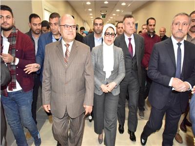 وزير الصحة ومحافظ الإسماعيلية خلال تفقد مستشفى أبو خليفة