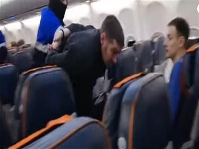  لحظة القبض على خاطف الطائرة الروسية