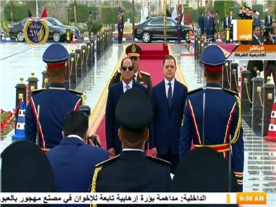 الرئيس السيسي يضع إكليلا للزهور على النصب التذكارى لشهداء الشرطة