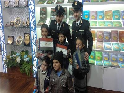 جناح الشرطة يستضيف اطفال معرض الكتاب
