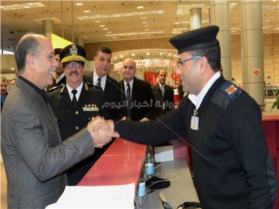 وزير الطيران المدني خلال تهنئة رجال الشرطة بمطار القاهرة الدولي