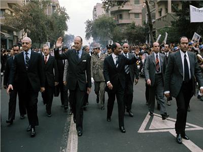 صورة من زيارة الرئيس الفرنسي فاليري جيسكار ديستان لمصر عام 1975 