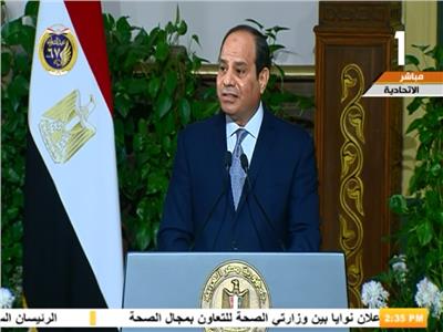 السيسي يرحب بالرئيس الفرنسي في زيارته الأولى لمصر 