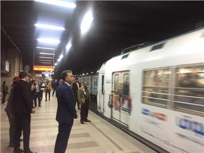  وزير النقل يفاجئ العاملين بعدد من محطات الخط الأول للمترو
