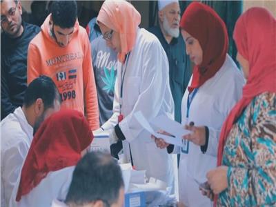 توقيع الكشف الطبي على المواطنين في مستشفى الكبد المصري