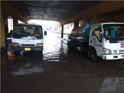 صورة توضح شفط مياه الامطار من مناطق تجمعاتها بأنحاء محافظة الجيزة