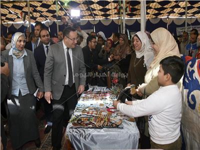محافظ الإسكندرية خلال افتتاحه معرض تراث للصناعات اليدوية