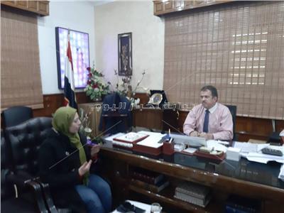 محررة بوابة أخبار اليوم خلال حوارها مع رئيس شركة جنوب القاهرة لتوزيع الكهرباء