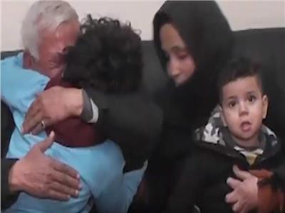 لحظات مؤثرة لأم أعاد الأمن طفلها بالإسكندرية