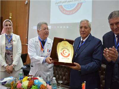 الدكتور جمال شيحة يهدي درع مؤسسة الكبد للمحافظ الدكتور كمال شاروبيم 