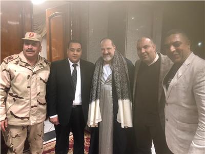 النجم خالد الصاوي والاعلامي عبدالجليل حسن مع قيادات المحافظة