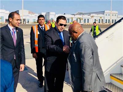 وزير خارجية جزر القمر فور وصوله مطار شرم الشيخ 