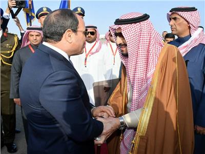 الرئيس السيسي يستقبل الملك سلمان بمطار شرم الشيخ