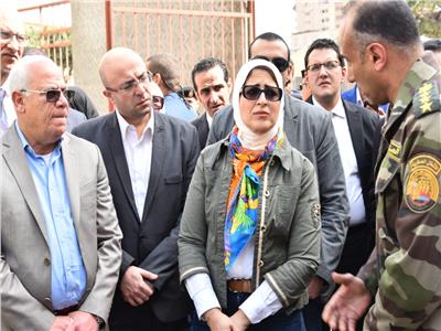 وزيرة الصحة ومحافظ بورسعيد خلال تفقد المنشأت الطبية