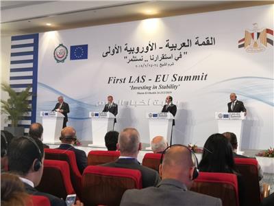 جانب من المؤتمر الصحفي للقمة العربية الأوروبية