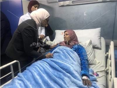  وزيرة الصحة خلال تفقدها المصابين بمستشفى دار الشفا