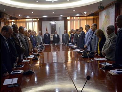 المجلس التنفيذي لمحافظة الأقصر يقف دقيقة حداد على ضحايا محطة مصر قبل جلسته الشهرية