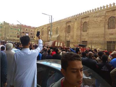 أهالي الخانكة يشيعون جنازة أحد ضحايا حريق محطة مصر