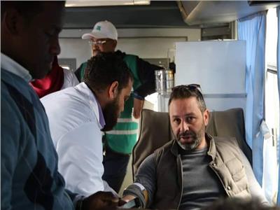 الكابتن حازم إمام يتبرع بالدم لصالح مصابى حادث قطار رمسيس