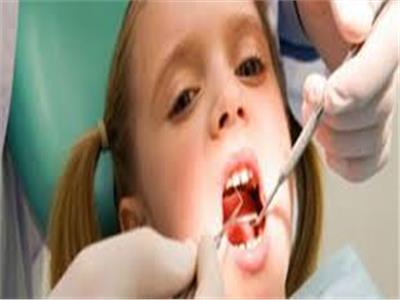 طبيب أسنان يوضح أهمية فحص أسنان الأطفال