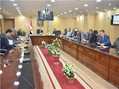محافظ أسيوط اللواء جمال نور الدين مع أعضاء مجلس النواب 