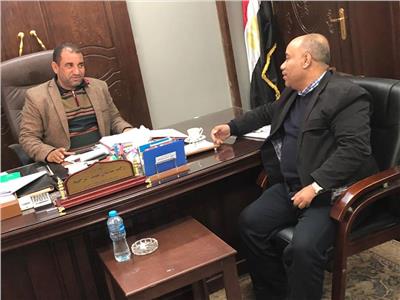 المهندس رجب سالمان رئيس جهاز مدينة سوهاج الجديدة مع صحفي «بوابة أخبار اليوم»