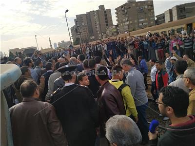ركاب قطارات محطة مصر يشكون التأخيرات ل كامل الوزير
