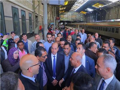بالصور.. وزير النقل من محطة مصر: لن أسمح بأي تقصير أو تأخير في خدمة الركاب