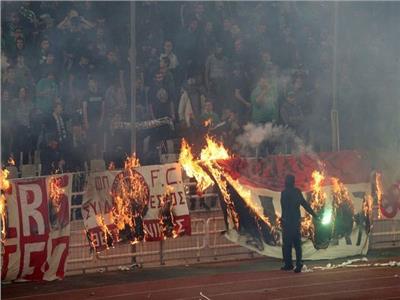 حرق أعلام أولمبياكوس خلال اللقاء
