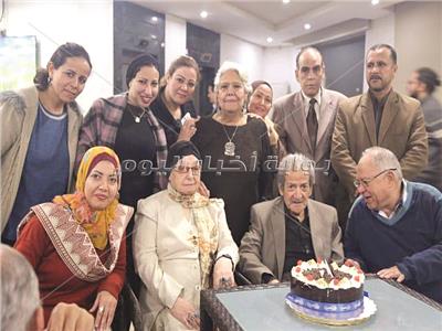  الكاتب الصحفى حسين قدرى وزوجته يحتفلان بعقد القرآن
