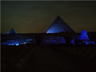 الأهرامات تضئ باللون الأزرق احتفالا باليوم العالمي للمياه 