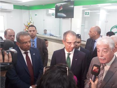 وزير الاتصالات ومحافظ جنوب سيناء خلال افتتاح مكتب بريد الطور
