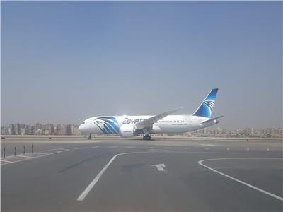 لحظة وصول طائرة الأحلام مطار القاهرة 