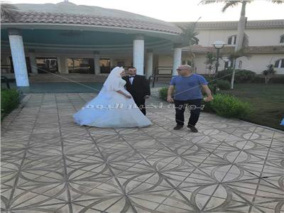 أشرف عبدالباقي يفاجئ عروسان في المنيا
